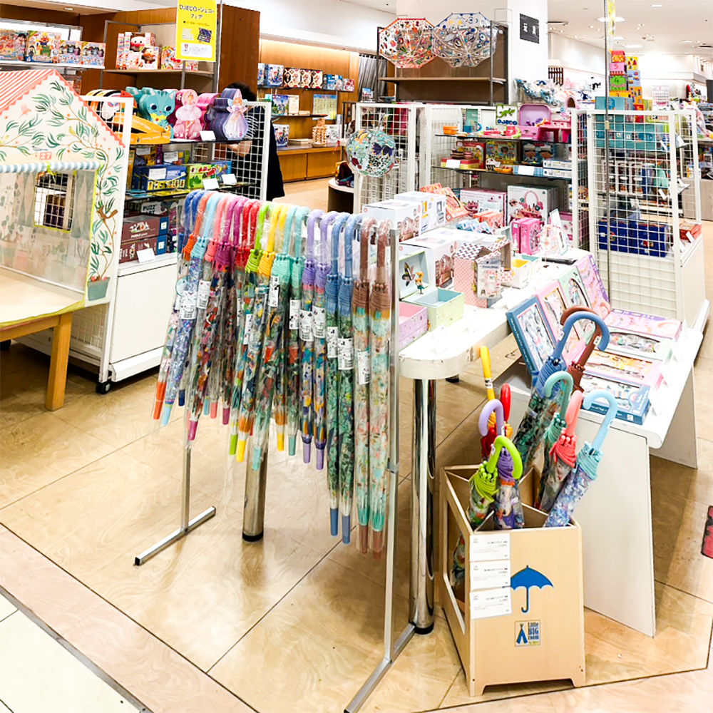 山形屋の店頭の様子です。キッズテントや子ども用傘などが並んでいます。
