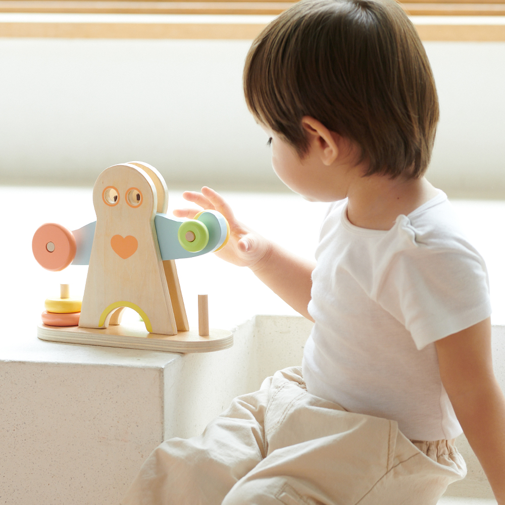 男の子が「ヘラクレス ウエイト リフティング」で遊んでいます。