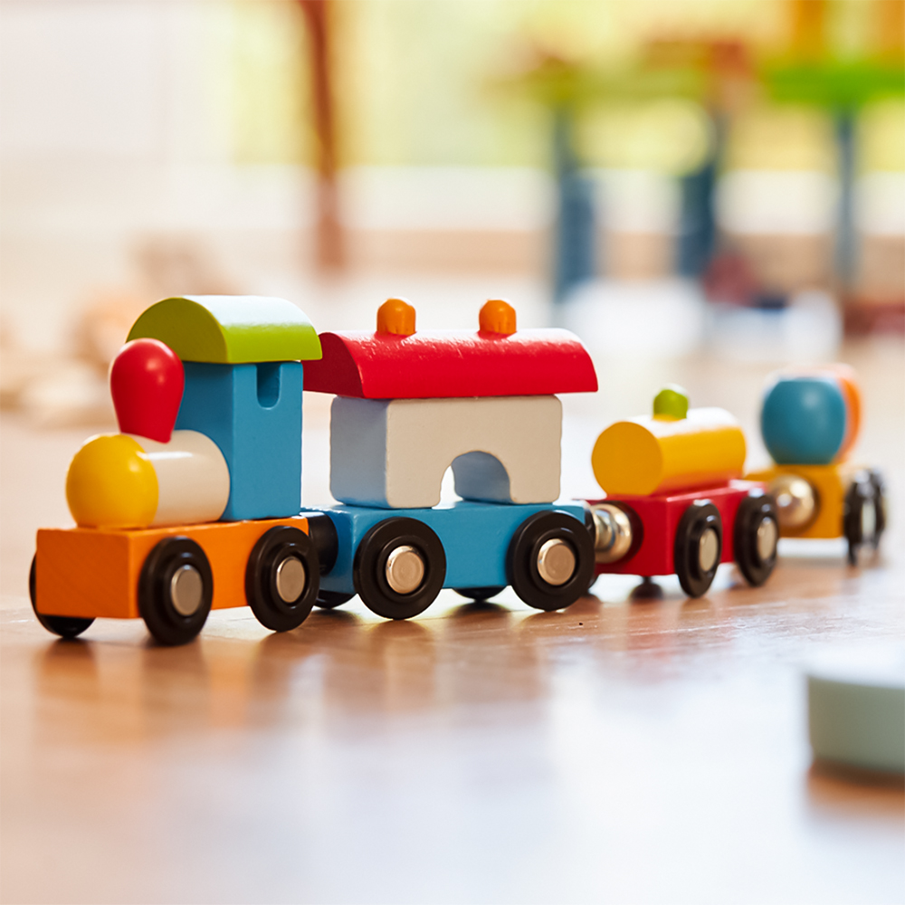 「マグネティック トレイン」という汽車のおもちゃが走っている様子です。