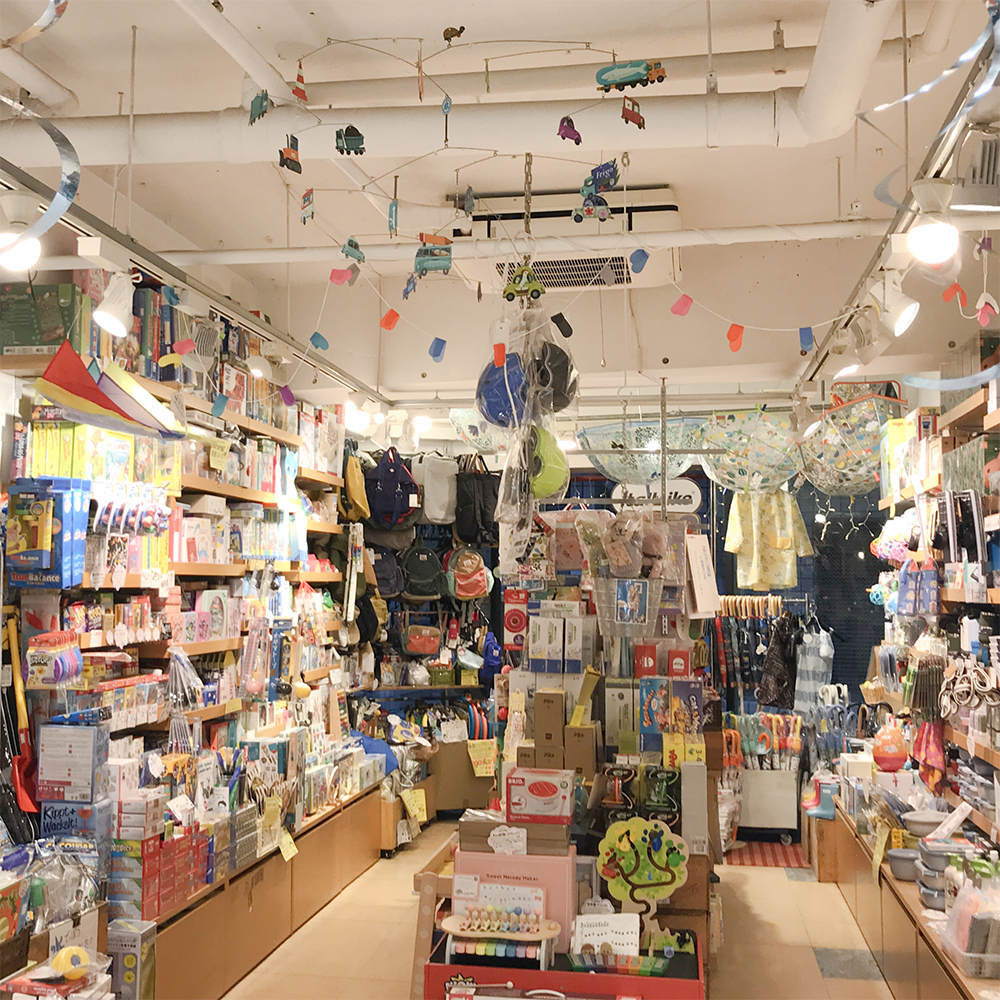 POPPEの店内の様子です。おもちゃや雑貨など、たくさんのアイテムが並んでいます。天井にはモビールが吊り下げられています。