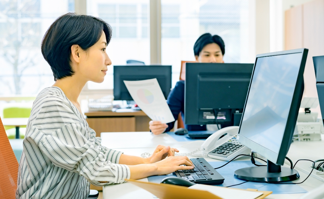 オフィスでパソコンの操作をする女性