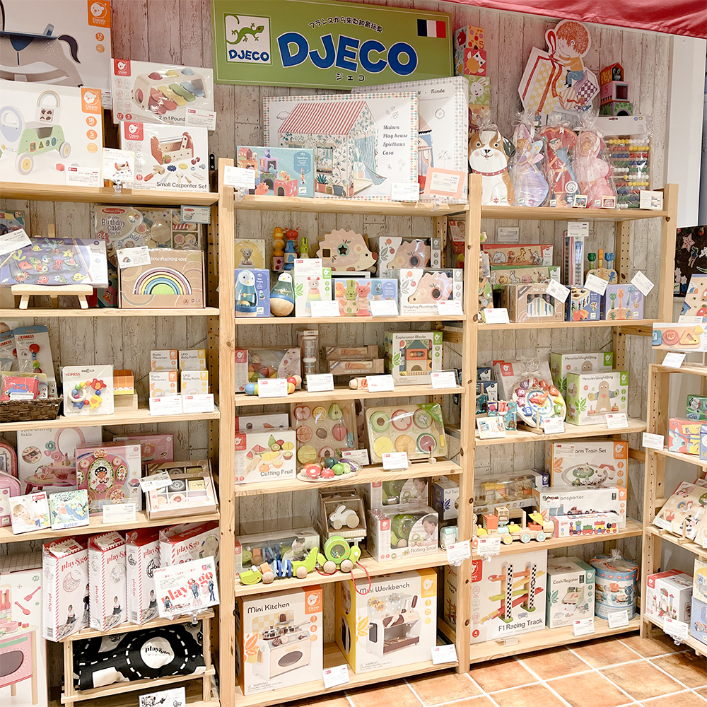 Baby&Kids代官山 新さっぽろ店の「インポートフェア」の様子です。弊社取扱い商品が壁に設置された棚一面に並んでいます。
