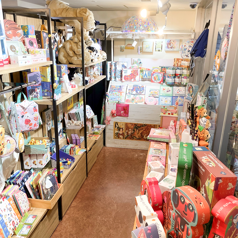 ルプティニースの店内の様子です。たくさんの輸入玩具がたくさん陳列されています。