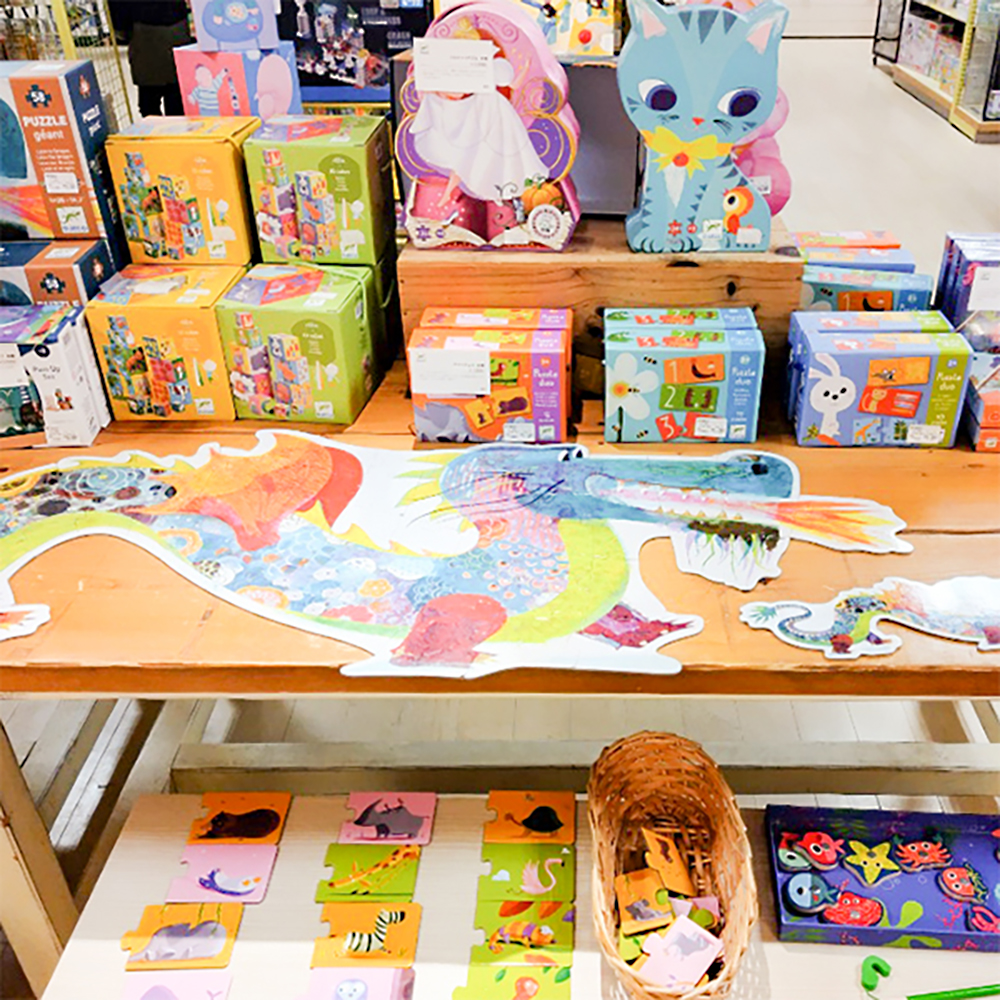 あべのハルカス近鉄本店のDJECOフェアの様子です。ジャイアントパズルなどが展示販売されています。